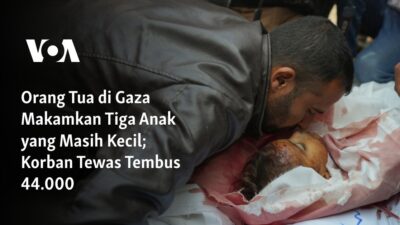 “Tragedi Gaza: Orang Tua Makamkan Tiga Anak Kecil yang Tewas dalam Serangan, Korban Tewas Mencapai 44.000”