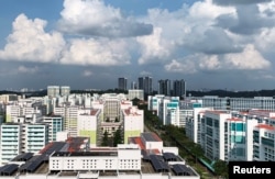 Pemandangan blok apartemen umum, dengan panel surya terpasang di atap beberapa blok, di Singapura, 27 Juni 2019. (Foto: Reuters)