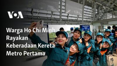 Penduduk Ho Chi Minh Merayakan Kedatangan Kereta Metro Perdana