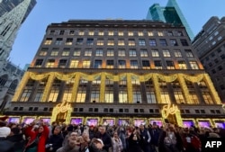 "Saks" didekorasi saat orang-orang memadati Fifth Avenue, yang diubah menjadi pejalan kaki selama perayaan ulang tahun ke-200 di New York pada 8 Desember 2024 lalu.