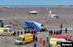 Petugas spesialis tanggap darurat bekerja di lokasi jatuhnya pesawat penumpang Azerbaijan Airlines di dekat kota Aktau, Kazakhstan, 25 Desember 2024. (Azamat Sarsenbayev/REUTERS)